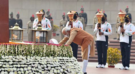 Vijay Diwas PM Modi Pays Homage Participates In The Reception