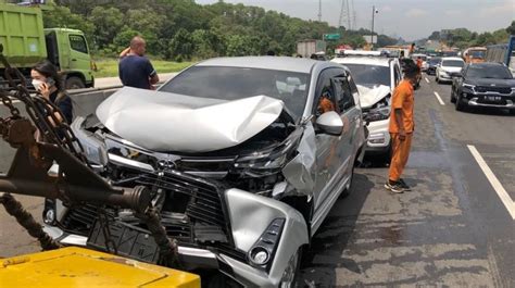 Taksi Pelat B Kabur Usai Diduga Picu Tabrakan Beruntun Di Tol Jakarta