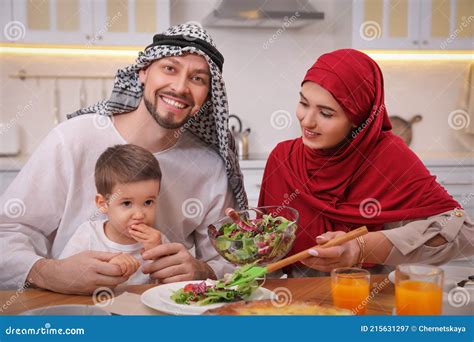 Familia Musulmana Feliz Comer Juntos En La Mesa En La Cocina Imagen De