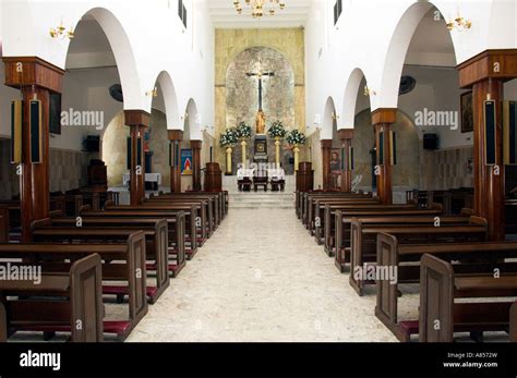 La Iglesia del Sagrado Corazón de Jesús el santuario interior en Los