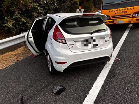 快訊國3台中沙鹿段多車嚴重追尾！轎車撞槽車「車頭全毀」命危乘客救回