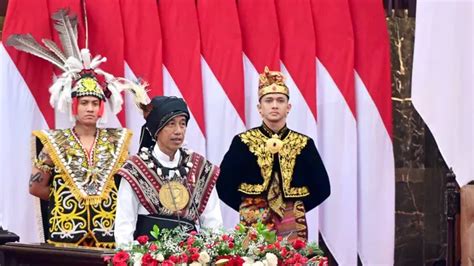 5 Potret Dua Ajudan Jokowi Yang Tiap Tahun Bikin Salfok Netizen Salah