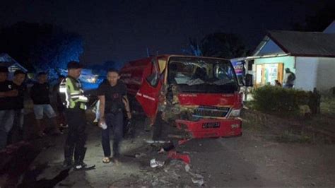 Kecelakaan Maut Di Manggarai Timur Inova Hantam Dump Truck Dan Mobil