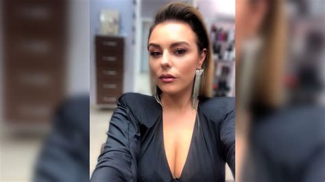 Me Bikini Nga Plazhi Anxhela Tregon Linjat Perfekte ArkivaNews