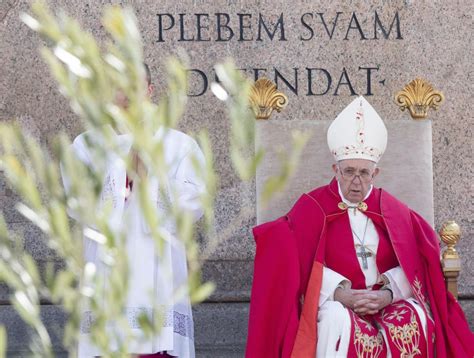 El papa cargó contra el triunfalismo en la misa del Domingo de Ramos