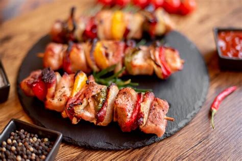 Brochetas De Carne Con Verduras A La Parrilla Sobre Un Fondo R Stico