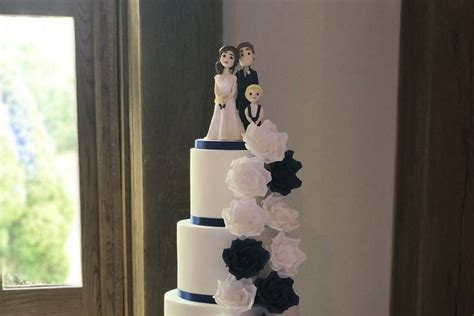 Clare S Cake Boutique In West Sussex Wedding Cakes Hitched Co Uk