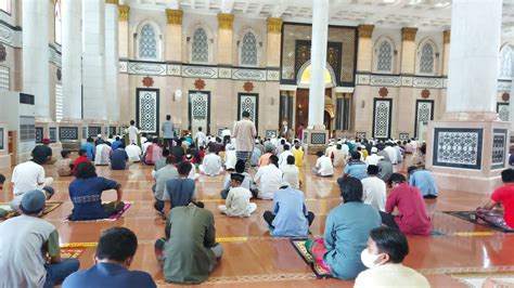 Akibat Lonjakan Kasus Covid 19 Kunjungan Peziarah Ke Masjid Kubah Emas