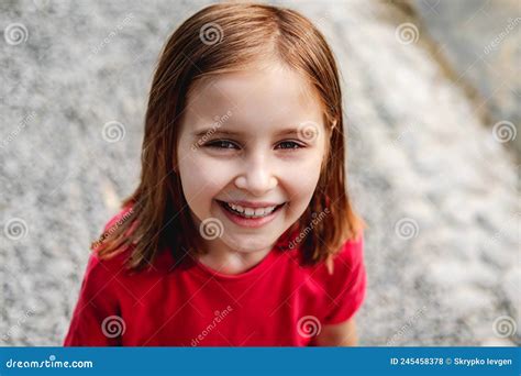 Petite Fille Souriante En Levant Les Yeux Photo Stock Image Du Sable