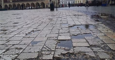 Kostka na Placu Mariackim zostanie wymieniona Wiadomości