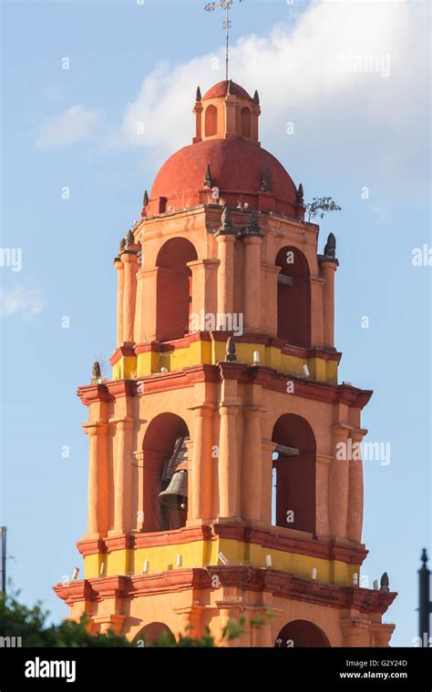 Templo Del Oratorio De San Felipe Neri Campanario En El Centro