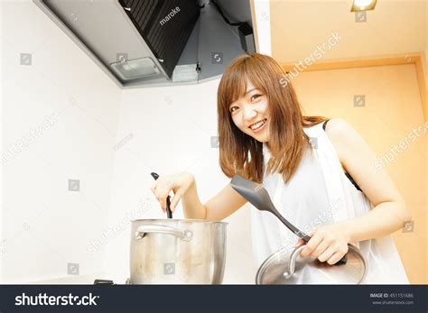 Young Japanese Woman Cooking Foods Kitchen Ảnh Có Sẵn Chỉnh Sửa Ngay