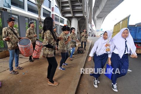 aksi musisi jalanan bernyanyi  tepi jalan republika