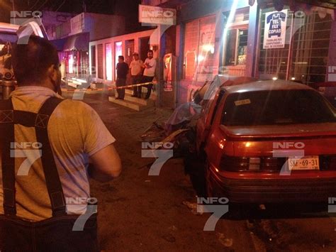 Muere hombre al estrellar vehículo contra columna del metro