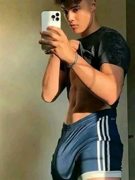 hot hung bulge selfie r hotmaleselfies