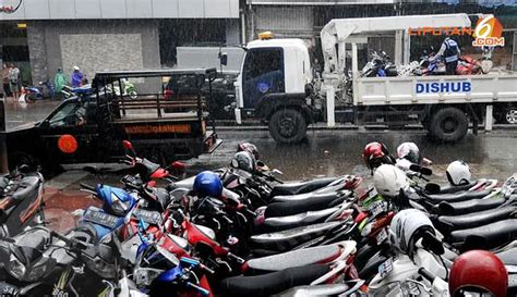 Foto Petugas Angkut Sepeda Motor Akibat Parkir Liar Foto Liputan