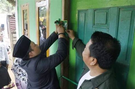 Disaksikan Para Pejabat Bupati Seluma Pasang Peneng Bedah Rumah Warga