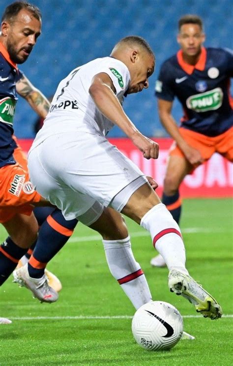 Kylian Mbappé Paris Saint Germain FC 3 Kylian mbappé Soccer guys