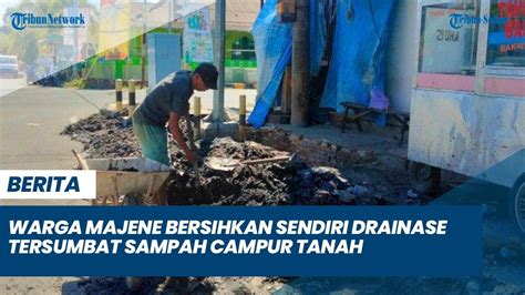 Warga Majene Bersihkan Sendiri Drainase Tersumbat Sampah Campur Tanah