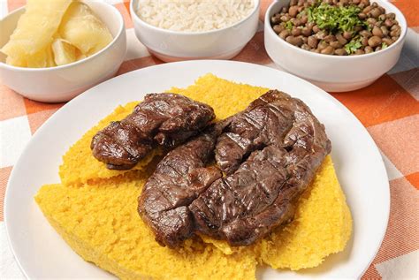 Carne Assada Cuscuz Brasileiro Acompanhada De Arroz Feij O