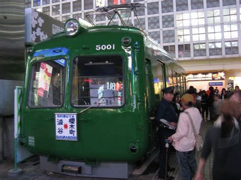 渋谷駅前に「青ガエル」東急5000系出現！ Reports For The Future ～未来へのレポート～