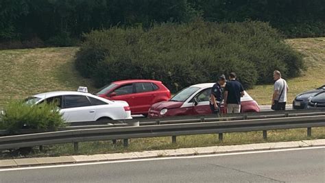 Lančani sudar 4 automobila na autoputu kod zgrade Geneksa Alo rs