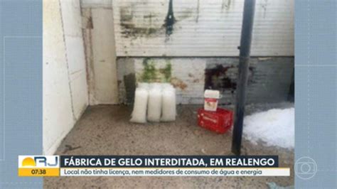 Vídeo Uma fábrica de gelo foi interditada em Realengo e o dono foi