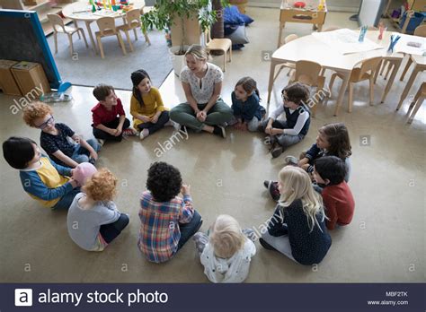 Niños Sentados En Circulo En El Aula Salida A La Biblioteca Archivos