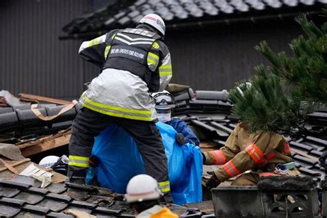 Rescuers Race Against Time In Search For Quake Survivors The Asahi