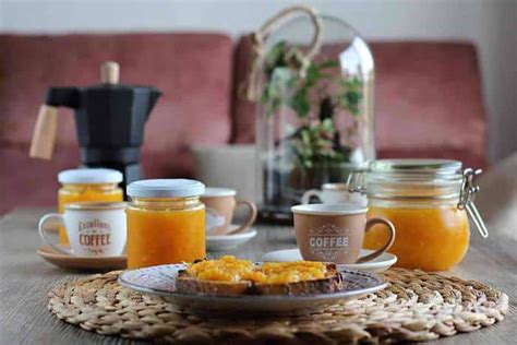 Mermelada De Naranja Y Zanahoria Con Las Zarpas En La Masa