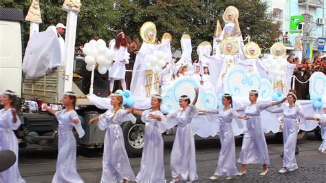 Carnival parade in the city streets 14300416 Stock Video at Vecteezy