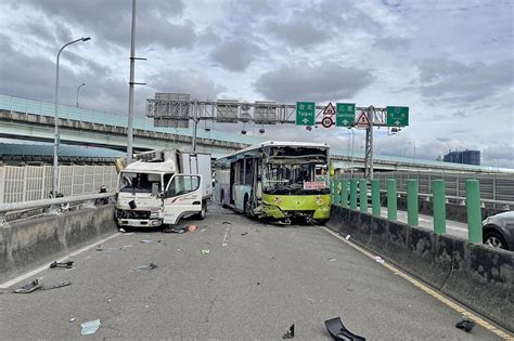 【追撞片】新北中山高架「公車撞小貨車」 道路塞爆、4男9女緊急送醫 上報 焦點