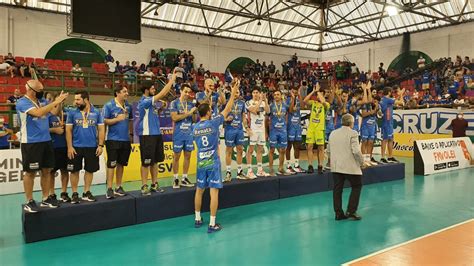 Argentinos abrem 2 a 0 mas Vôlei Campinas vira e termina Sul Americano