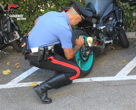 Matera Fugge Allalt Dei Carabinieri E Semina Il Panico Tra Gli