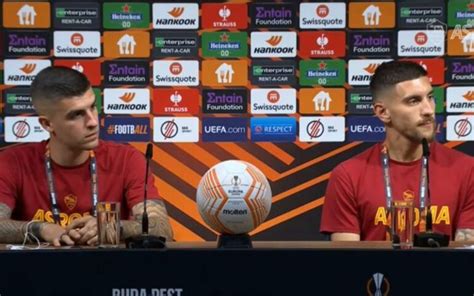 Pellegrini E Mancini In Conferenza Roma Con Il Pullman Davanti Alla