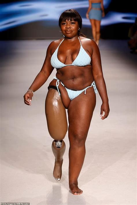 Mẫu ngoại cỡ cụt chân tự tin diễn bikini cùng chân dài Victorias