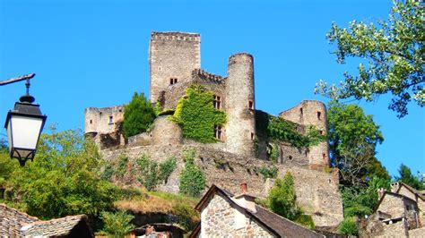 Dominé par un magnifique château médiéval ce trésor de l Aveyron est l