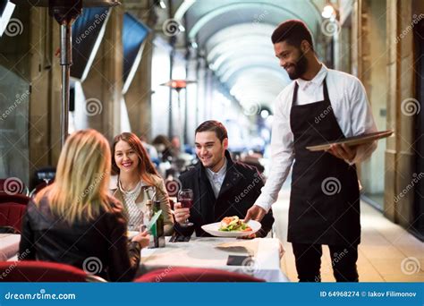 Table Noire De Portion De Serveur Sur La Terrasse Photo Stock Image Du Occasionnel Boire