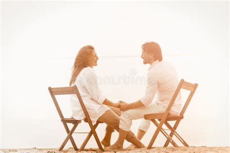 Coppia Matura Riposata In Spiaggia A Mani Nude Uomo Felice Che Tiene Per Mano E Si Guarda