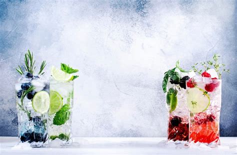 Cocktails d été ou cocktails sans alcool et boissons froides Mojito