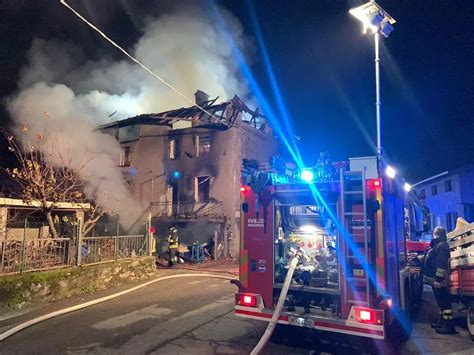 Incendio In Una Cascina A Pian Camuno Vigili Del Fuoco All Opera