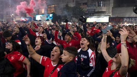 Los Hinchas De Independiente Se Autoconvocaron A La Sede De La Avenida Mitre Tras La Renuncia