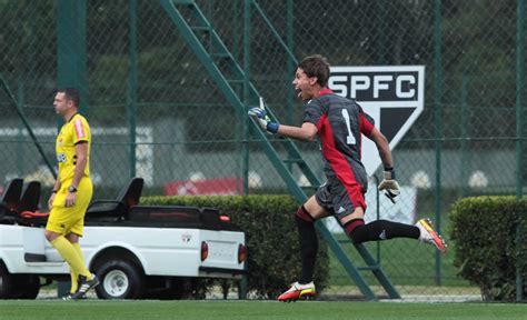 Goleiro Da Base Do S O Paulo Renova At Veja Detalhes