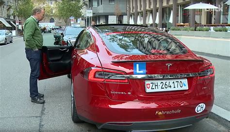 Elektroauto Fahrschule Mit Dem Tesla Model S Video Ecomento De