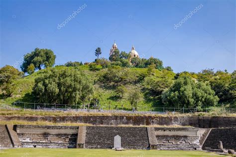 Ruinas De La Pir Mide De Cholula Con La Iglesia De Nuestra Se Ora De