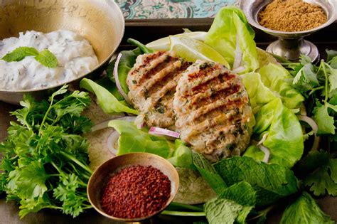 Keftas de dinde aux herbes et sauce au yogourt Recette santé de