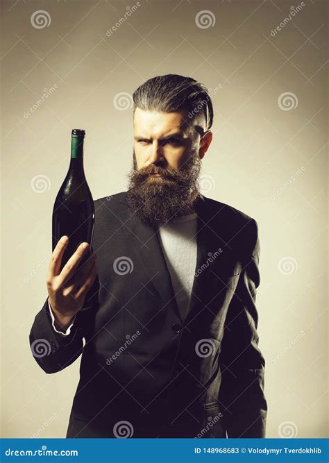 Homem Farpado Garrafa De Vinho Imagem de Stock Imagem de sério