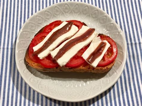 Tostada De Tomate Queso Fresco Y Anchoas Receta Ekilu