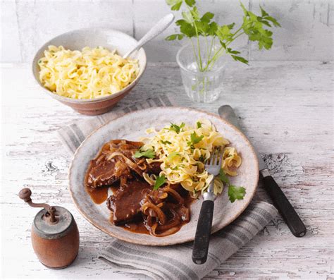 Zwiebel Rostbraten mit Wellenspätzle in Trollingersauce 3 GLOCKEN