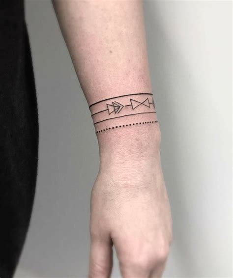 Lista Foto Tatuajes De Pulseras En El Brazo Para Mujer Mirada Tensa